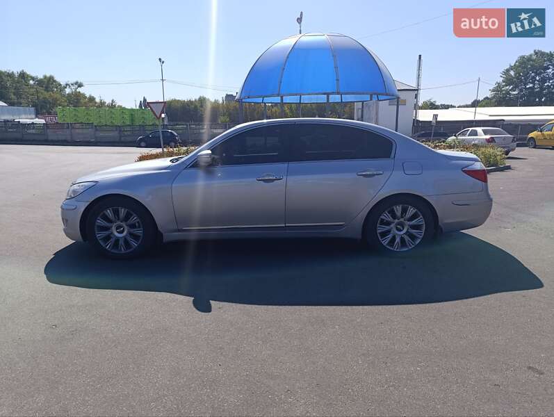Седан Hyundai Genesis 2008 в Малине