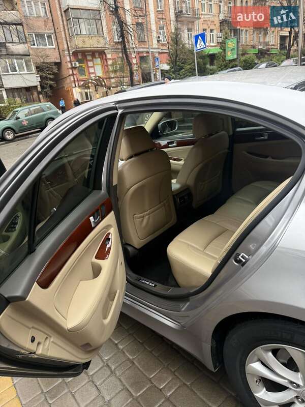 Седан Hyundai Genesis 2012 в Киеве