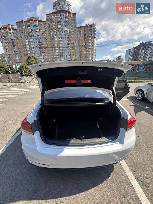 Седан Hyundai Genesis 2015 в Киеве фото 12 Седан Hyundai Genesis 2015 в Киеве