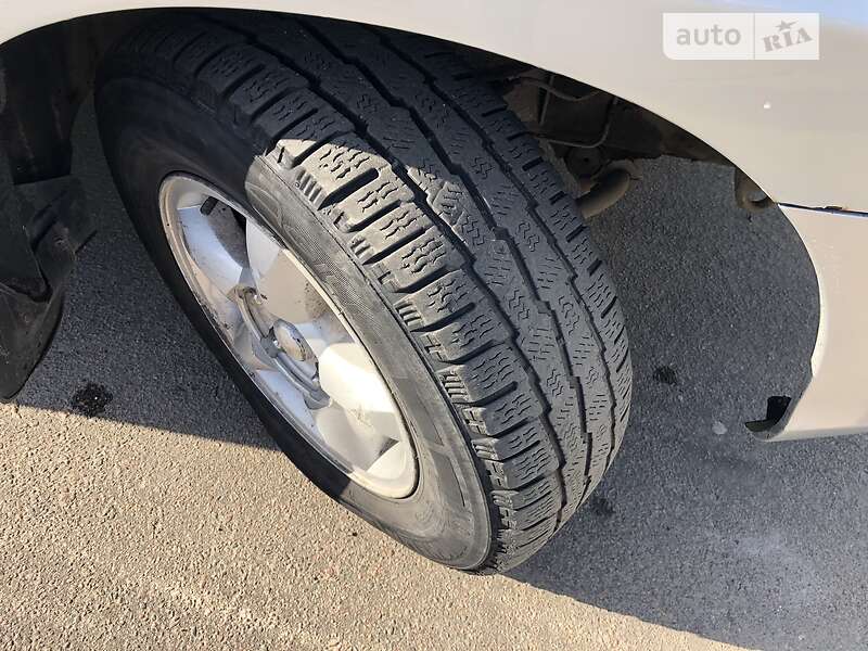 Грузопассажирский фургон Hyundai H-1 2004 в Львове