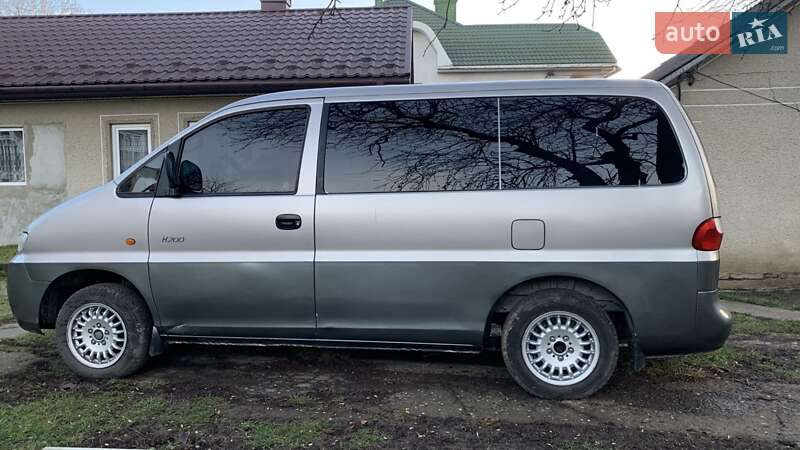 Вантажопасажирський фургон Hyundai H-1 2004 в Чернівцях