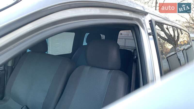 Вантажопасажирський фургон Hyundai H-1 2004 в Чернівцях