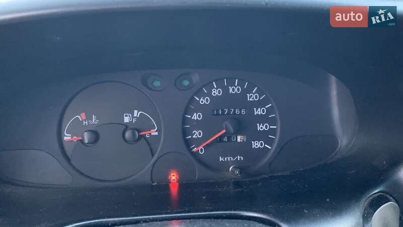 Вантажопасажирський фургон Hyundai H-1 2004 в Чернівцях