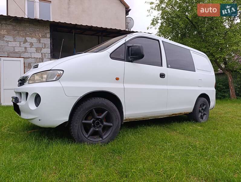 Вантажний фургон Hyundai H-1 2001 в Золочеві