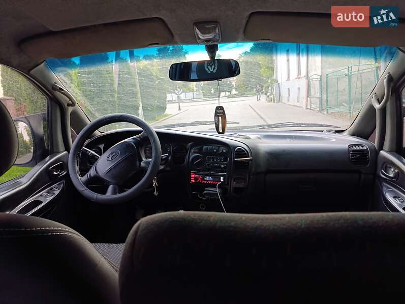 Вантажний фургон Hyundai H-1 2001 в Золочеві