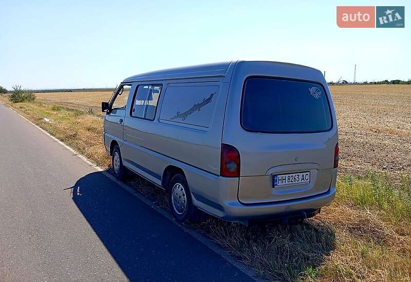 Hyundai H-1 1998