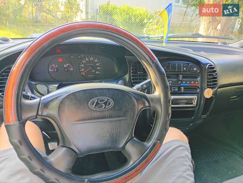 Грузопассажирский фургон Hyundai H-1 2000 в Луцке