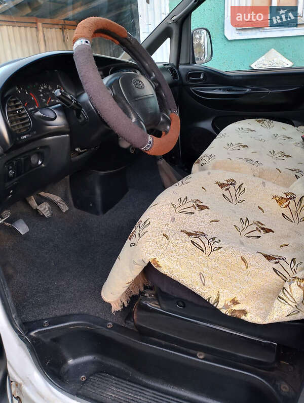 Грузовой фургон Hyundai H-1 2003 в Черновцах