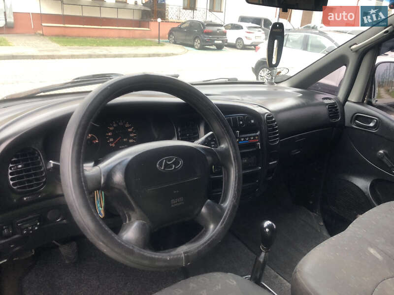 Грузопассажирский фургон Hyundai H-1 2004 в Львове