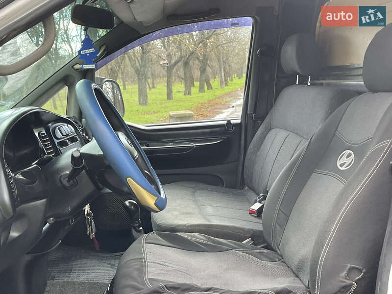 Вантажний фургон Hyundai H-1 2000 в Одесі