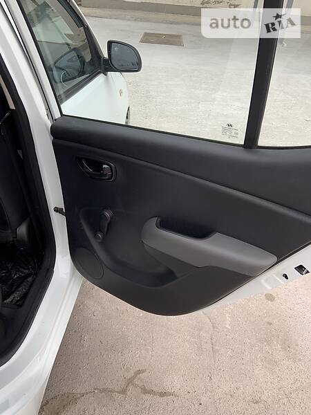 Хетчбек Hyundai i10 2012 в Запоріжжі