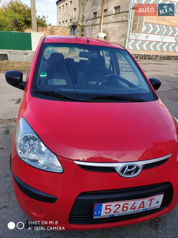 Хэтчбек Hyundai i10 2010 в Черняхове