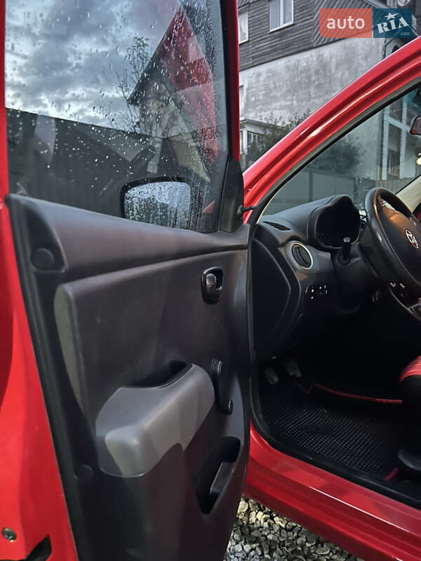 Хэтчбек Hyundai i10 2010 в Рахове