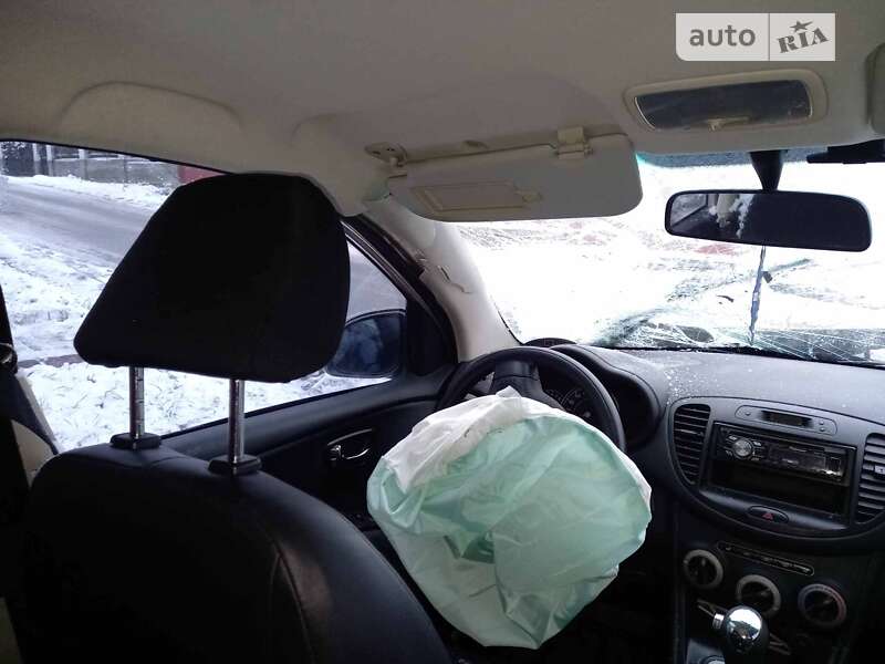 Хэтчбек Hyundai i10 2011 в Киеве фото 5 Хэтчбек Hyundai i10 2011 в Киеве