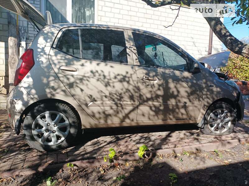 Хэтчбек Hyundai i10 2011 в Киеве фото 4 Хэтчбек Hyundai i10 2011 в Киеве