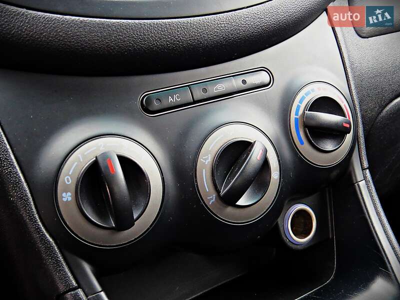 Хэтчбек Hyundai i10 2012 в Черкассах