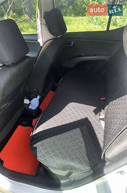 Хэтчбек Hyundai i10 2012 в 