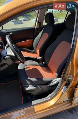 Хэтчбек Hyundai i10 2014 в 