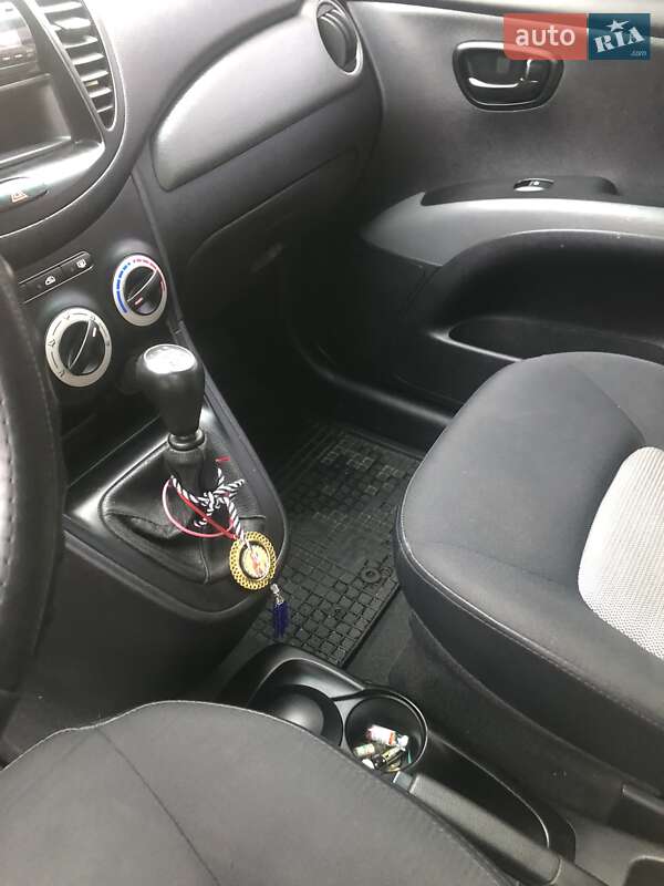 Хэтчбек Hyundai i10 2008 в Ватутино