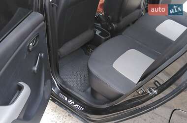 Хетчбек Hyundai i10 2010 в 