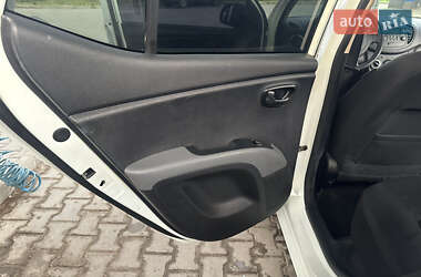 Хэтчбек Hyundai i10 2011 в 