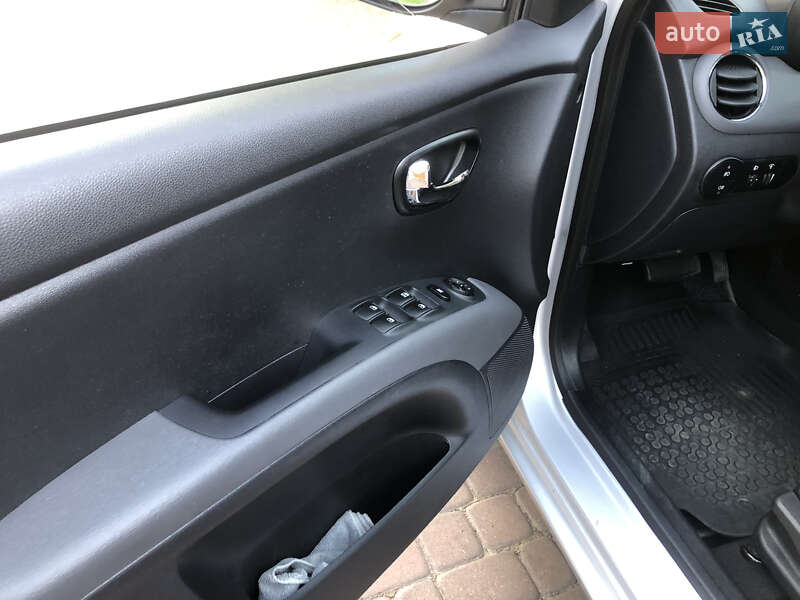 Хэтчбек Hyundai i10 2013 в Черновцах