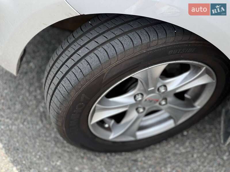 Хэтчбек Hyundai i10 2013 в Софиевской Борщаговке