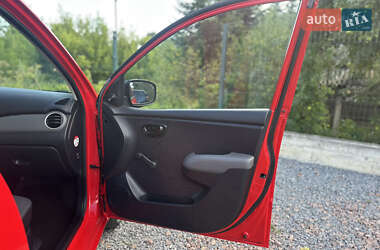 Хэтчбек Hyundai i10 2009 в 
