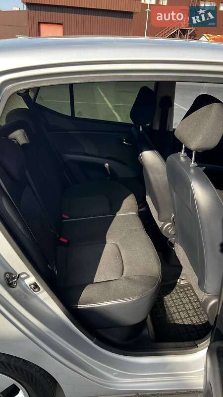 Хэтчбек Hyundai i10 2011 в Черкассах