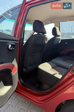 Хэтчбек Hyundai i10 2012 в 