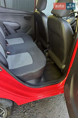 Хэтчбек Hyundai i10 2010 в 