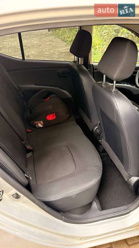 Хэтчбек Hyundai i10 2012 в Черновцах