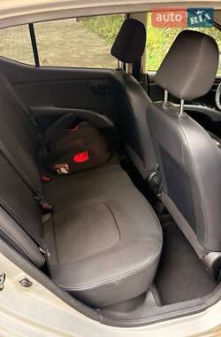 Хэтчбек Hyundai i10 2012 в 