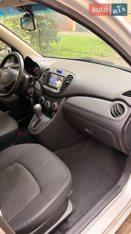 Хэтчбек Hyundai i10 2012 в Черновцах
