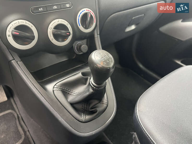 Хэтчбек Hyundai i10 2009 в Киеве