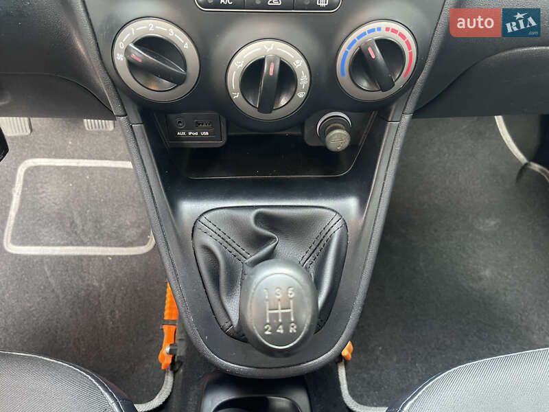 Хетчбек Hyundai i10 2011 в Києві
