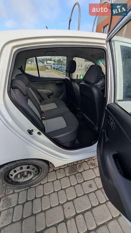 Хэтчбек Hyundai i10 2010 в Ивано-Франковске