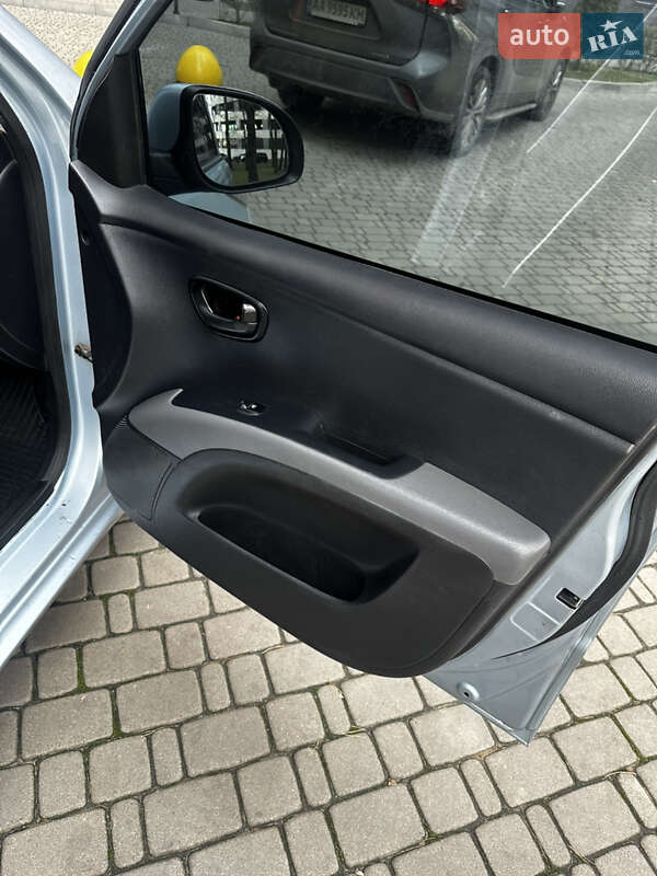 Хэтчбек Hyundai i10 2012 в Киеве