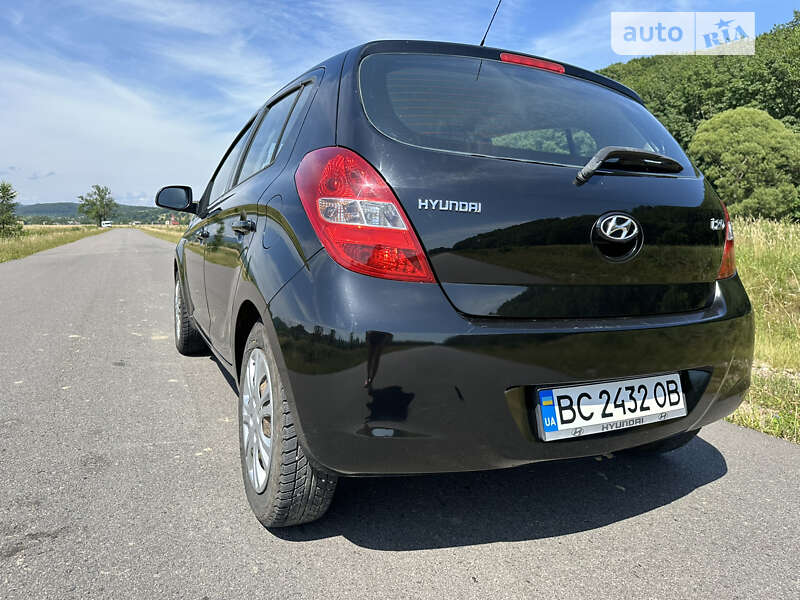 Хэтчбек Hyundai i20 2009 в Болехове