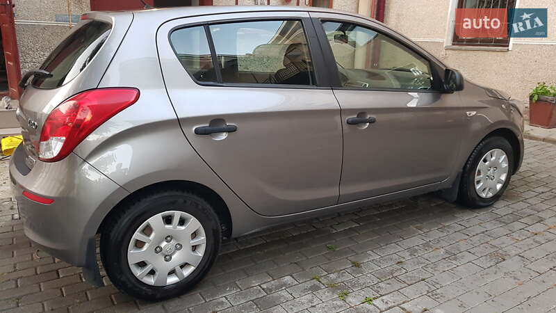 Хэтчбек Hyundai i20 2012 в Черновцах