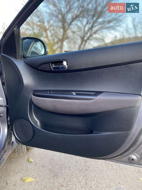 Хэтчбек Hyundai i20 2010 в Ямполе