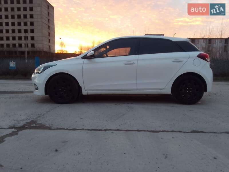 Хэтчбек Hyundai i20 2016 в Черновцах