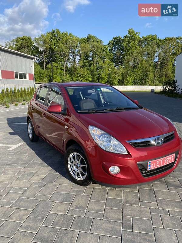 Хэтчбек Hyundai i20 2010 в Луцке