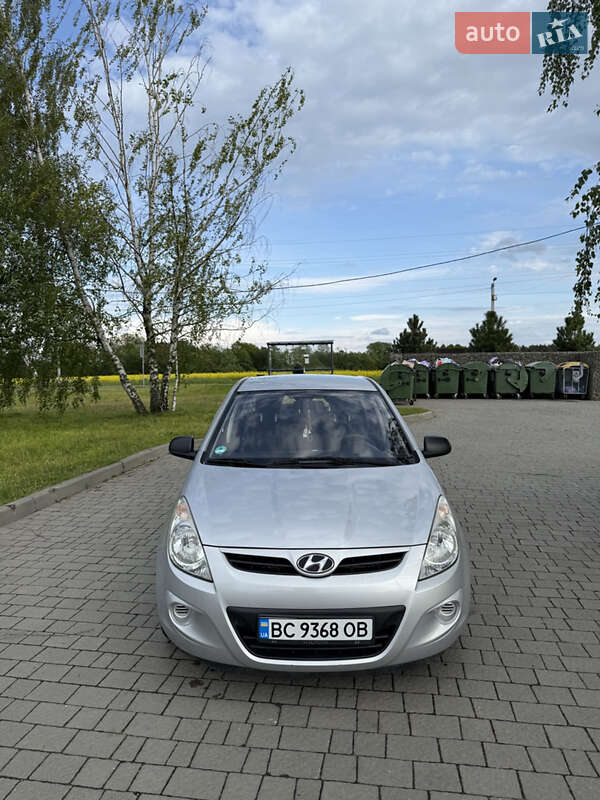 Хетчбек Hyundai i20 2011 в Пустомитах