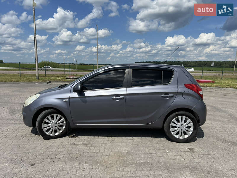 Хэтчбек Hyundai i20 2009 в 