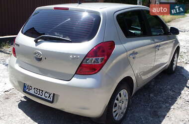 Хэтчбек Hyundai i20 2010 в 