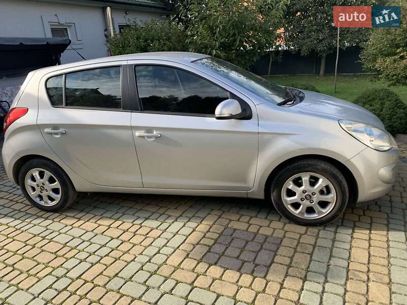 Хетчбек Hyundai i20 2011 в Івано-Франківську