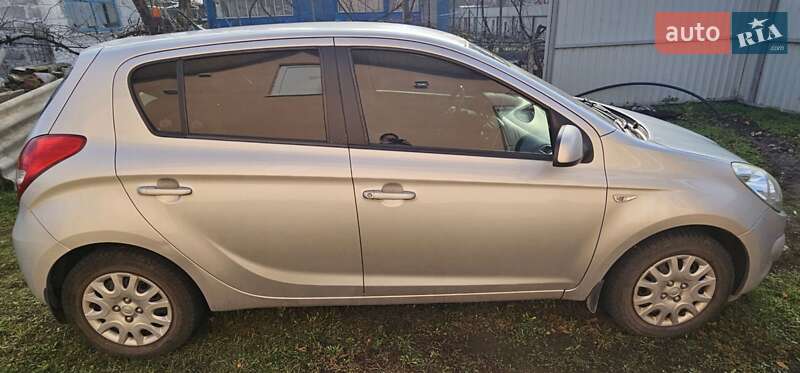 Хетчбек Hyundai i20 2010 в Дніпрі