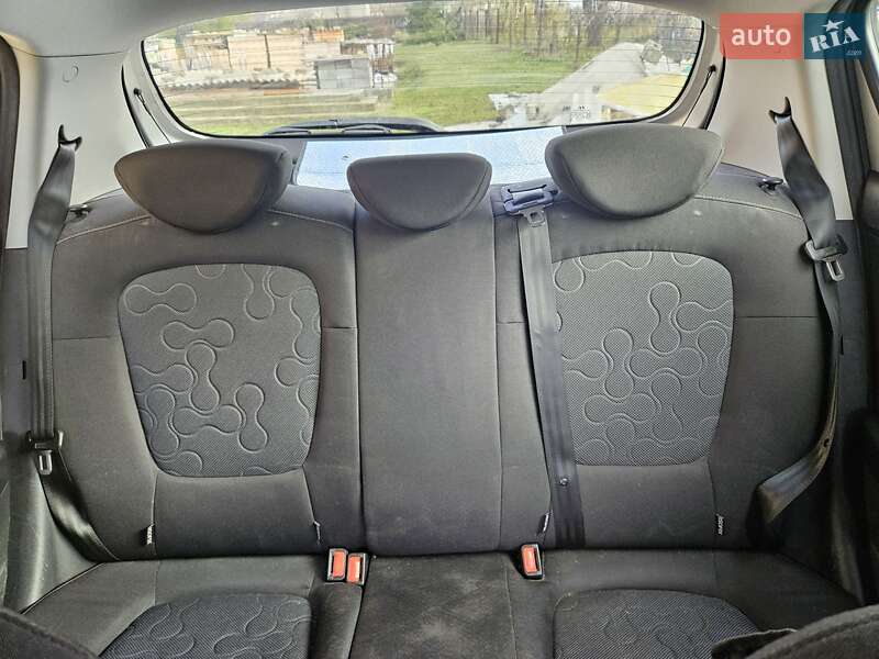 Хетчбек Hyundai i20 2010 в Дніпрі