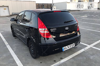 Хетчбек Hyundai i30 2011 в 